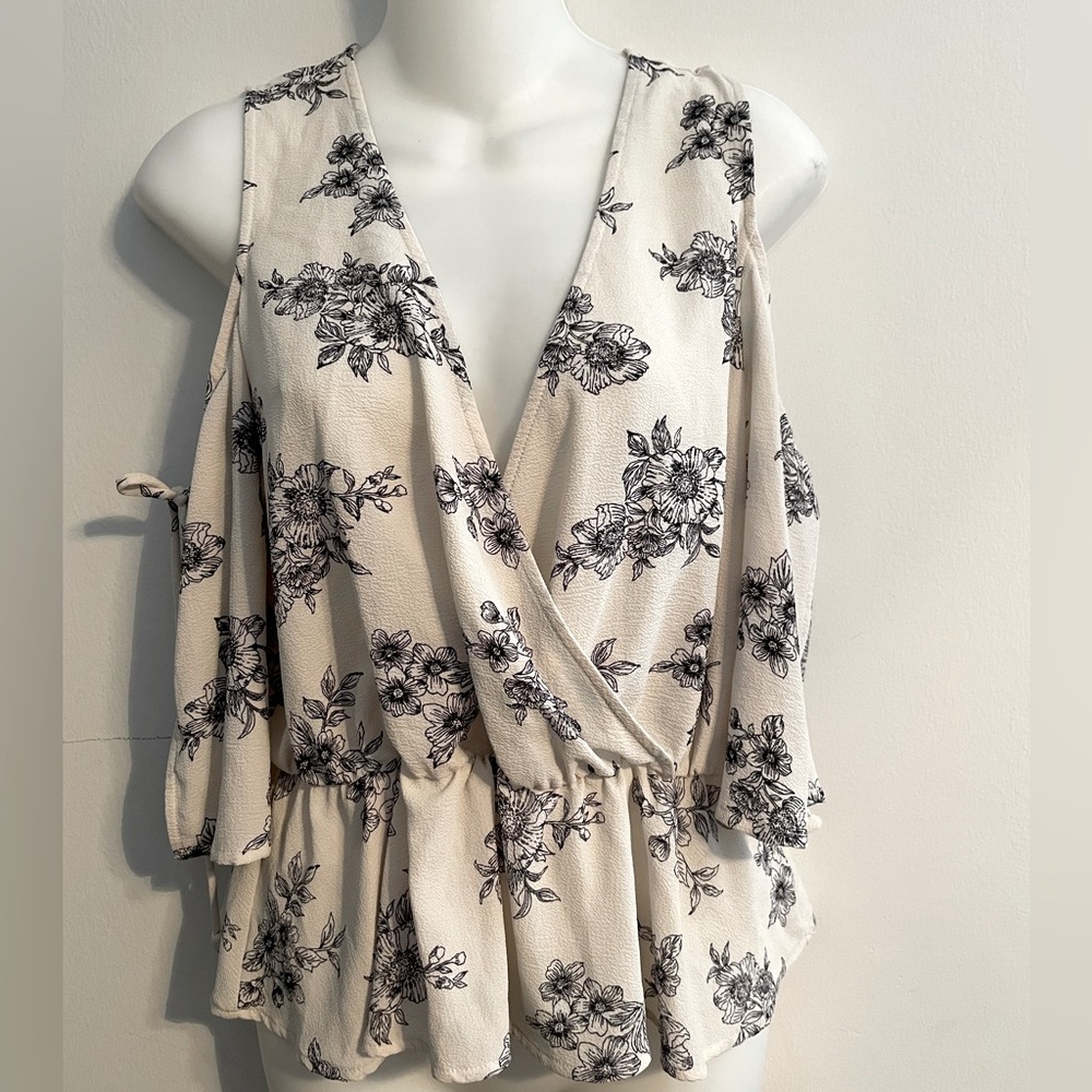 Women’s blouse, plunging V-Neck, cold-shoulder.